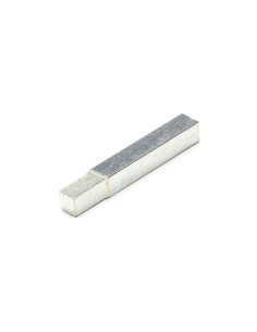 Cuadradillo lleno realizado en acero cincado que actúa como elemento de unión para los herrajes con orificio de 6 mm y cerradura