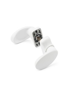 Realizado en zamak fundido a presión. Equipado con muelle de retorno y tapa cubre tornillos que se fija mediante presión. Casqui