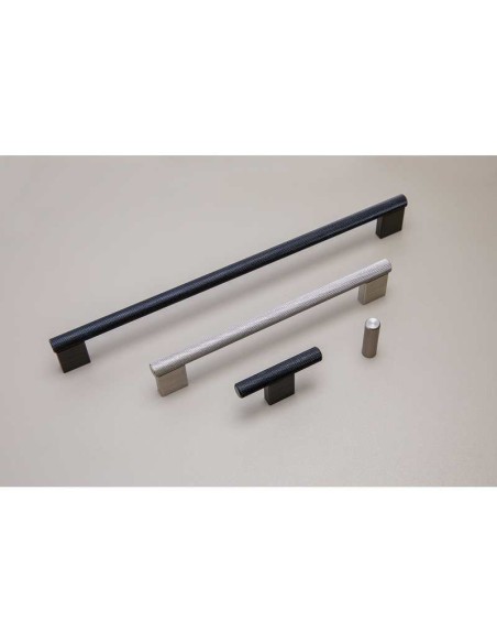 Pomo para mueble o armario realizado en aluminio con una altura total de 33 mm y un diámetro de 10 mm.