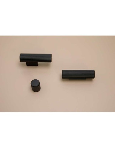 Pomo para mueble o armario realizado en aluminio lacado negro. Tiene una altura de 28 mm y un diámetro de 22 mm.