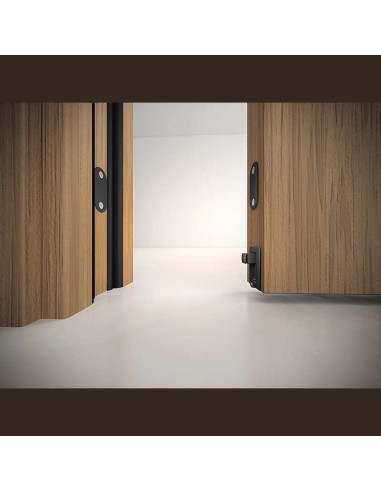 Burlete automático para puerta corredera. Incluye un guiapuertas de suelo y bloqueo magnético de la puerta gracias a un juego de