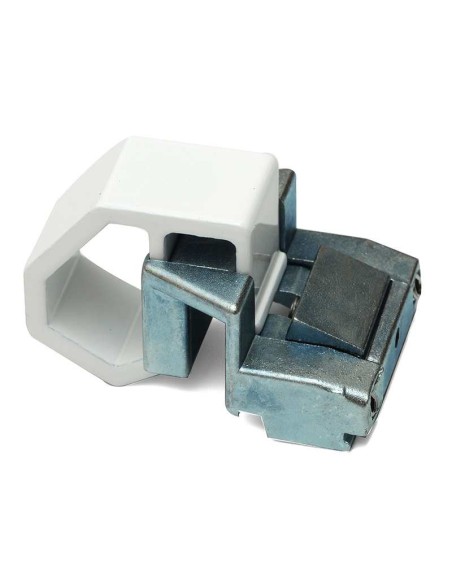 Cierre regulable para ventana abatible de Cámara europea. Realizado en aluminio lacado, zamak y nylon. Se suministra con tornill