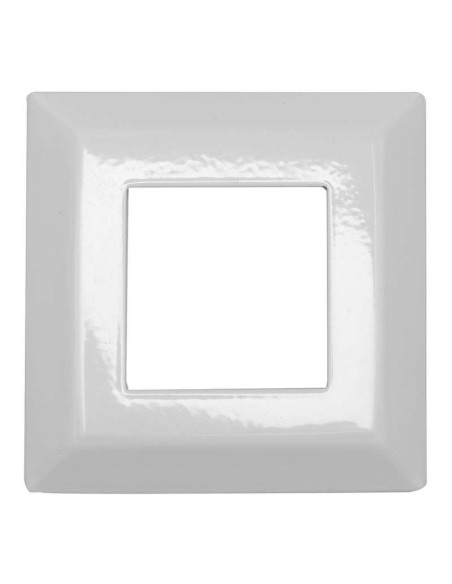 Base para pie de barandilla en aluminio inyectado. Se suministra en lacado blanco aunque se recomienda el embellecedor 2110CH pa