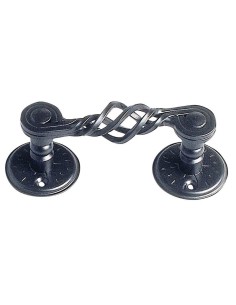 Tirador realizado en acero, pintado con pintura de poliéster negro. Distancia entre centros 150 mm. Se suministra con tornillos 