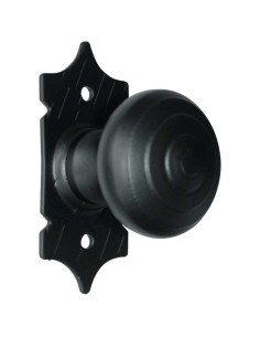 Tirador realizado en acero, pintado con pintura de poliéster negro. La placa es de 90 x 40 mm. Se suministra con tornillos de fi